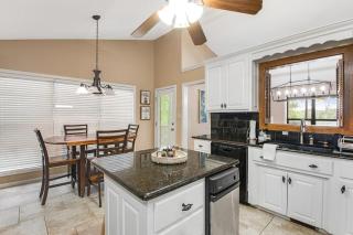 Waterfront Lake Hamilton Estate with Hot Tub & Private Dock - 6