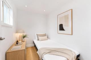 Stylish 3 Bedroom Home Near BC Place Rogers Arena and SkyTrain - 3