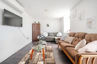 Spacious Wimbledon Flat, Sleeps 5 - 9