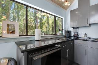 Romantic Treehouse Loft, Lake Hamilton - 2