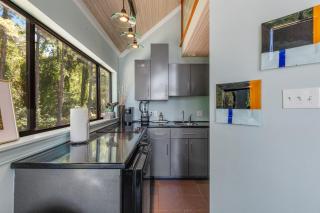 Romantic Treehouse Loft, Lake Hamilton - 1