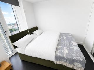 Spacious Wimbledon Flat, Sleeps 5 - 2