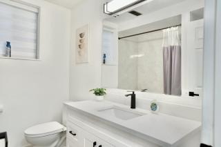 Convenient & Cozy 8 Beds Home - Prime Location with 4 Free Parking - 8