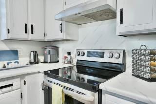 Convenient & Cozy 8 Beds Home - Prime Location with 4 Free Parking - 5