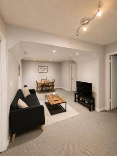 Modern 2-Bedroom Suite, 3-Min Walk to C-Train & Shopping - 9
