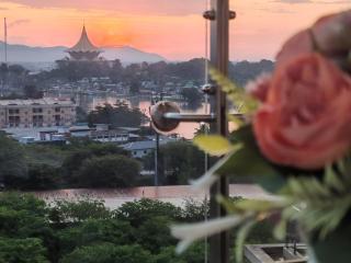 Kuching City Center Riverine Apartment With Balcony and Nice View - 9