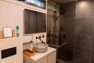 Exclusive Wellness House with Jacuzzi and Sauna, 10 Gardens - 6