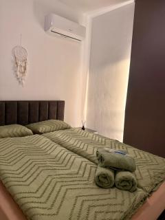 Brand New Luxury Retreat-Pool-5 Min to Beach - 2