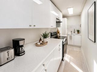 Unique 2 Bedroom Apartment Near Chinatown Rogers Arena and Seawall - 2