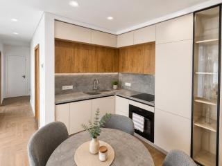 Bright & Cozy Apt with AC and Balcony I cohost - 2