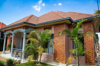 Zak House-Peaceful 4-Bedroom Retreat with Garden - 3