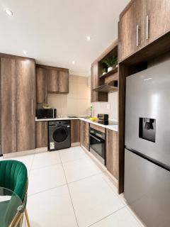Luxury Sandown Sandton Suites with Balcony View - 3