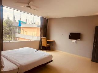Hotel Ivory Towers - 1