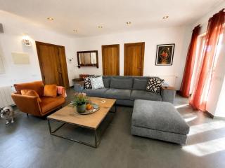 Beautiful Family Retreat with Pool, Jacuzzi & BBQ - 5