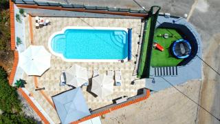 Holiday Home with Swimming Pool & Jacuzzi -  - 7