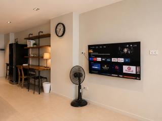 Central 1BR 50sqm Walk to BTS & Night Market - 4