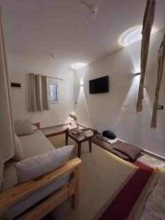 THE THREEKEYS Cozy Retreat Steps from the Sea in asala - 3