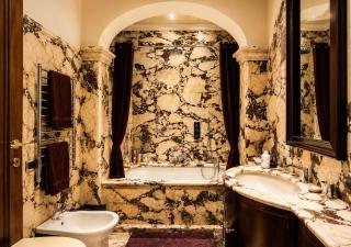 Luxury frescoed apartment in the center - 1