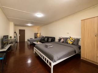 Huge New 3 Pax Room Walk to BTS Best Value - 8