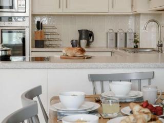3 Bed in Tenby oc-fb199 - 2