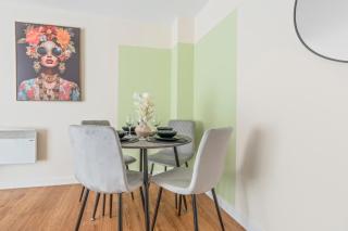 Stylish 3BR City Centre Flat Sleeps 7 - 7