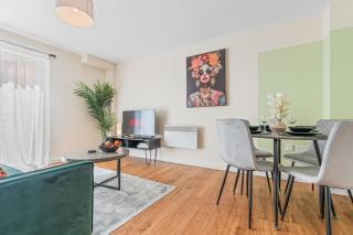 Stylish 3BR City Centre Flat Sleeps 7 - 2