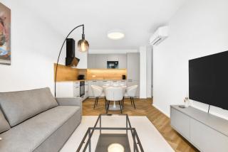 Bright Family Apartment for 6 - AC & Private Parking - 6