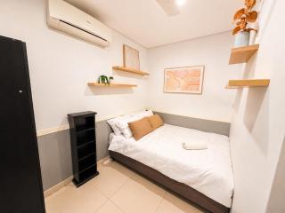 Stylish CBD Apartment with Pool, Gym & Parking - 9