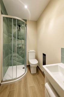 City Center 2BR Retreat for 4 with Free Parking - 6