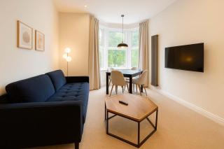 City Center 2BR Retreat for 4 with Free Parking - 4