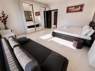 SOPHIA LAKE VIEW SUITE - 4