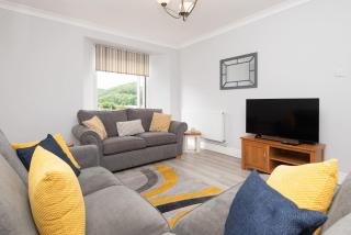 Large House in Looe, Near Beach and Bars with Great Views, Free Parking and Free Access to a Nearby Indoor Swimming Pool - 1