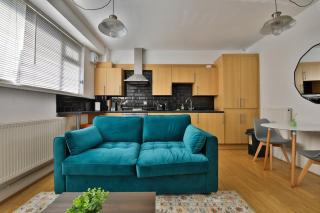 Stylish 1-Bed Detached Coach House in Canton - 6