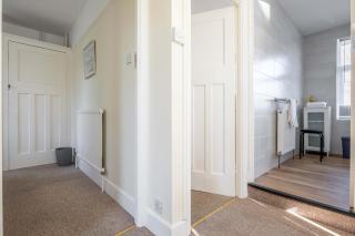Beautiful Central Family Home - 7