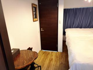 Hotel Axel Shinjuku, 5 minutes by train to Shinjuku, gourmet town, 5 double beds - 4