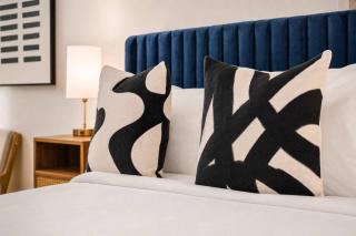 Boulevard Stays Luxe Downtown Studio Pool Gym & Parking - 7