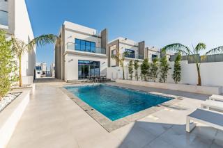 Escape to a Modern 3BR Villa with a Private Pool and Mountain Views, Al Dana Island, Fujairah by Deluxe Holiday Homes - 4