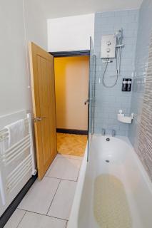 Naphtali Suite I Stylish 1BR Apartment I Sleeps 3 I Near Gavin and Stacey House I Barry High Street I Barry Train Station I Barry Island I WiFi I Parking and Easy Cardiff Access - 5