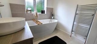 Luxury Hot Tub Retreat Sleeps 6 - 4