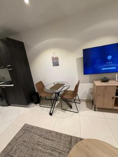 Spacious Studio Apt Airport Residential - 0