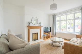 BIG 3 Bed House Lovely Garden - 1