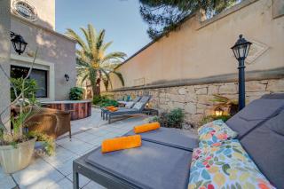 Luxury 5BR Villa with Jacuzzi, Garden & Dining - 7