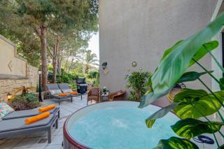 Luxury 5BR Villa with Jacuzzi, Garden & Dining - 5