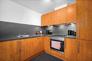 Stylish Apartment - City Centre - Parking & Balcony - Netflix 351CP - 5