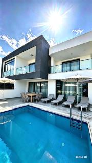 Twinsalamis Salamis Bestwins Luxury Family Villa - Private Pool - 5 mins to Beach - Park & Cafe Nearby - 0