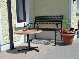Coaches Corner - Modern Accessible Guest Suite - Sleeps 3 - Flexible Beds - Parking - Near Town - 5