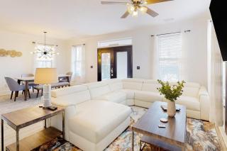 Dog-friendly home near beach with pool access two balconies wet bar & WD - 9