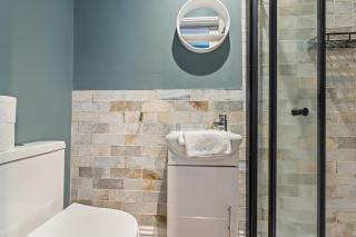 Snug House - 5 Bed 5 bath Contractor & Corporate Accommodation, Free Parking - 6