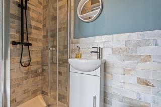 Snug House - 5 Bed 5 bath Contractor & Corporate Accommodation, Free Parking - 5