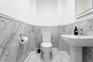 Modern City Centre Apartment - Free Parking Sleeps 7 - 7